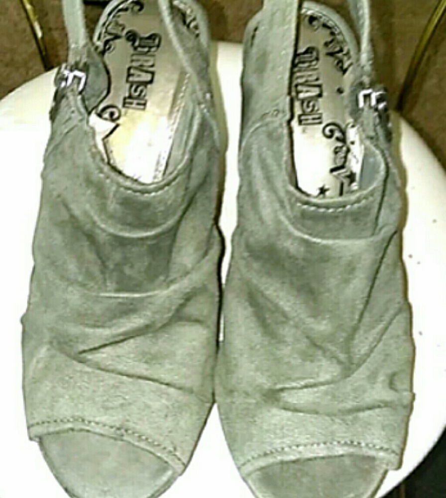 Velvet wedges
